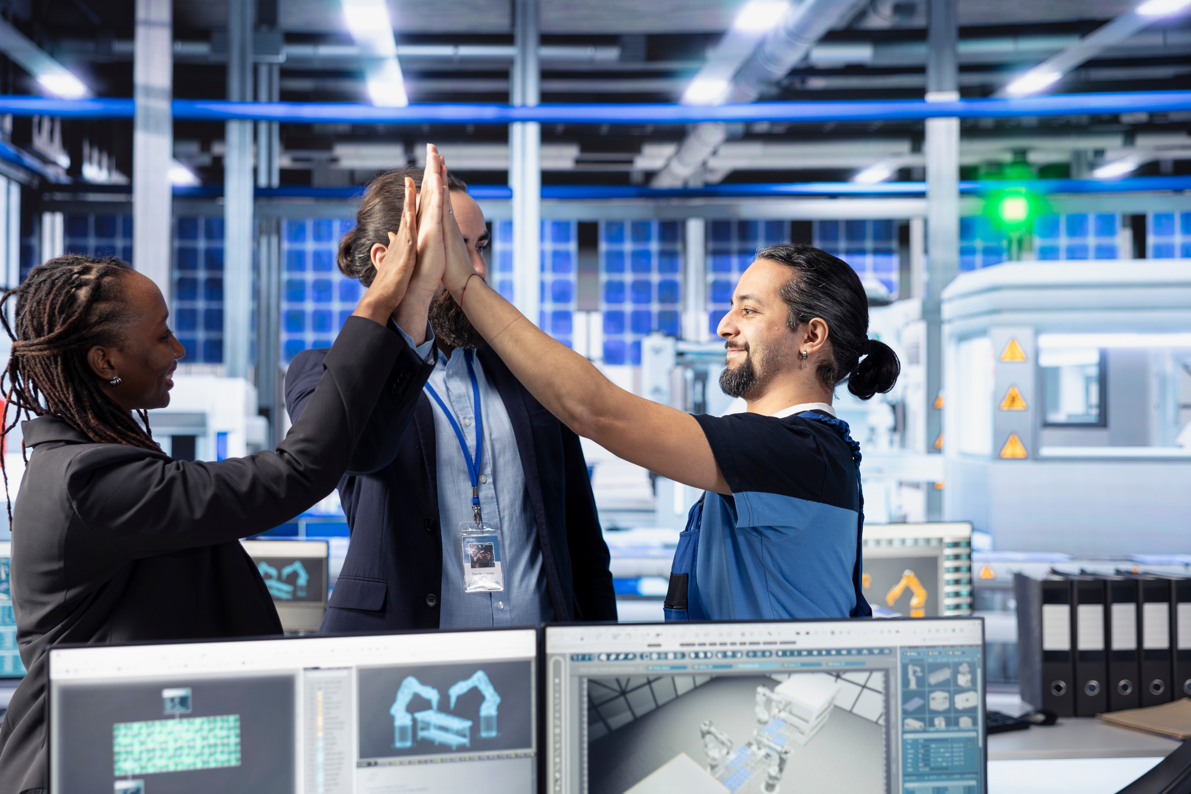 Photo de Équipe de gestion satisfaite célébrant l'inspection des machines de l'usine solaire